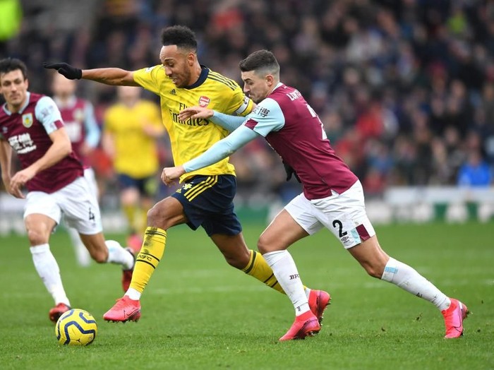 BURNLEY, ENGLAND - FEBRUARY 02: Pierre-Emerick Aubameyang of Arsenal is challenged by Matthew Lowton of Burnley during the Premier League match between Burnley FC and Arsenal FC at Turf Moor on February 02, 2020 in Burnley, United Kingdom. (Photo by Gareth Copley/Getty Images)