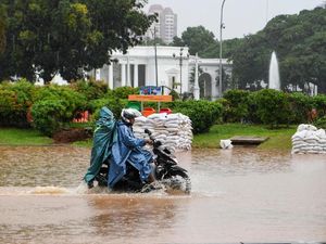 Depan Istana dan Monas juga Terendam Banjir Tadi Pagi