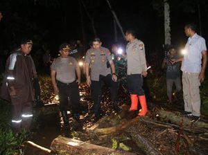 Polisi Bantu Warga Bersihkan Rumah yang Diterjang Banjir Bandang