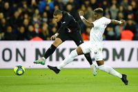 Kylian Mbappe (kiri) yang terus dihubungkan diincar dengan Real Madrid