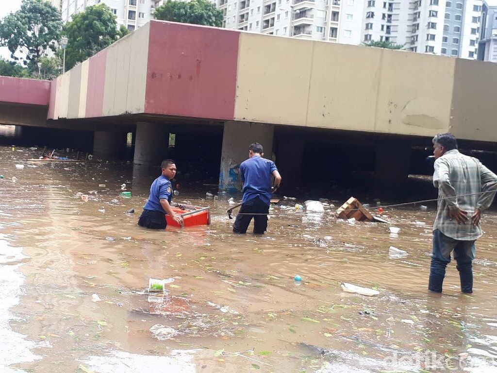 BPBD DKI: Ketinggian Air di Underpass Kemayoran Sudah Kurang dari 1 Meter BPBD DKI: Ketinggian Air di Underpass Kemayoran Sudah Kurang dari 1 Meter