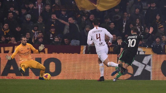 REGGIO NELLEMILIA, ITALY - FEBRUARY 01: Filip Djuricic of Sassuolo scores thhis teams third goal during the Serie A match between US Sassuolo and  AS Roma at Mapei Stadium - CittÃ  del Tricolore on February 01, 2020 in Reggio nellEmilia, Italy. (Photo by Tullio M. Puglia/Getty Images)
