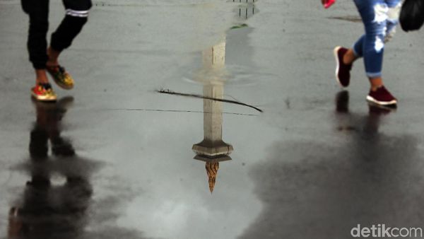 Potret Genangan Air yang Tersisa di Jakarta