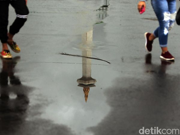 Potret Genangan Air yang Tersisa di Jakarta