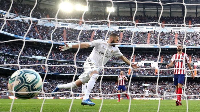 MADRID, SPAIN - FEBRUARY 01: Karim Benzema of Real Madrid celebrates after scoring his teams first goal during the La Liga match between Real Madrid CF and Club Atletico de Madrid at Estadio Santiago Bernabeu on February 01, 2020 in Madrid, Spain. (Photo by Angel Martinez/Getty Images)