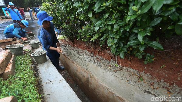 Usai Banjir, Pasukan Biru Perbaiki Saluran Air di Monas