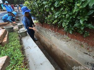 Usai Banjir, Pasukan Biru Perbaiki Saluran Air di Monas