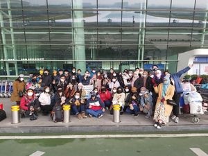 Potret Kebahagiaan WNI yang Dievakuasi dari Wuhan Potret Kebahagiaan WNI yang Dievakuasi dari Wuhan