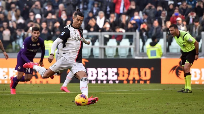 TURIN, ITALY - FEBRUARY 02: Cristiano Ronaldo of Juventus scores a penalty during the Serie A match between Juventus and  ACF Fiorentina at Allianz Stadium on February 02, 2020 in Turin, Italy. (Photo by Tullio M. Puglia/Getty Images)