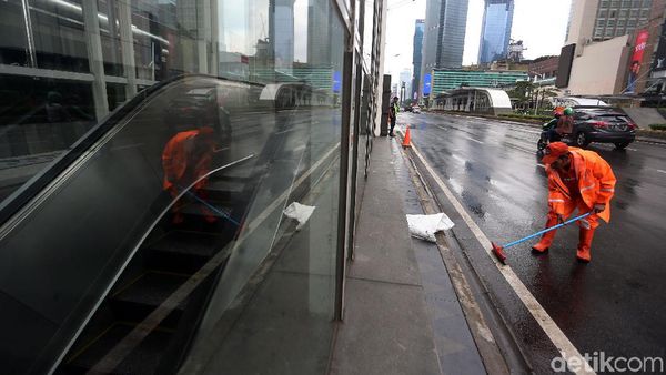 Aksi Pasukan Oranye Bersihkan Sisa Banjir Jakarta