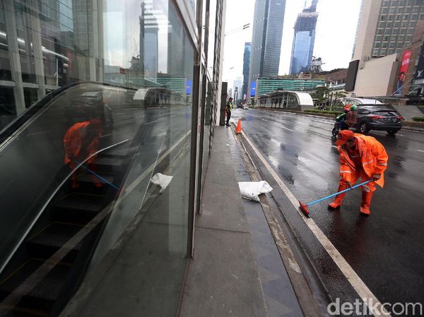 Aksi Pasukan Oranye Bersihkan Sisa Banjir Jakarta