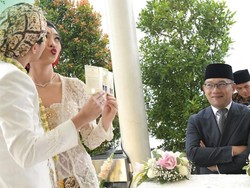 Isyana Sarasvati Dicium Rayhan Usai Akad Nikah, Ridwan Kamil Senyum-senyum