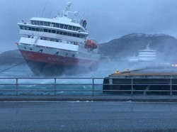 Mengerikan! Kapal Pesiar Terseret Angin Kencang