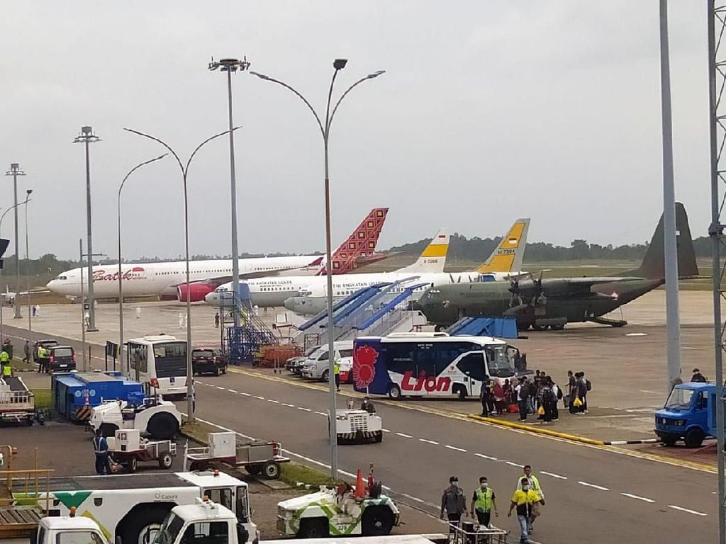 WNI dari Wuhan Tiba di Bandara Hang Nadim Batam WNI dari Wuhan Tiba di Bandara Hang Nadim Batam