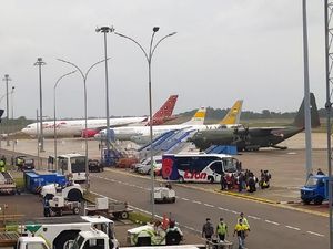 Pesawat TNI yang Bawa WNI dari Wuhan Tinggalkan Batam Menuju Natuna Pesawat TNI yang Bawa WNI dari Wuhan Tinggalkan Batam Menuju Natuna