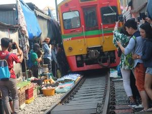 Inilah Pasar yang Tengah-tengahnya Dilintasi Kereta