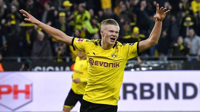 Dortmunds scorer Erling Haaland celebrates after he scored his second goal during the German Bundesliga soccer match between Borussia Dortmund and Union Berlin in Dortmund, Germany, Saturday, Feb. 1, 2020. (AP Photo/Martin Meissner)