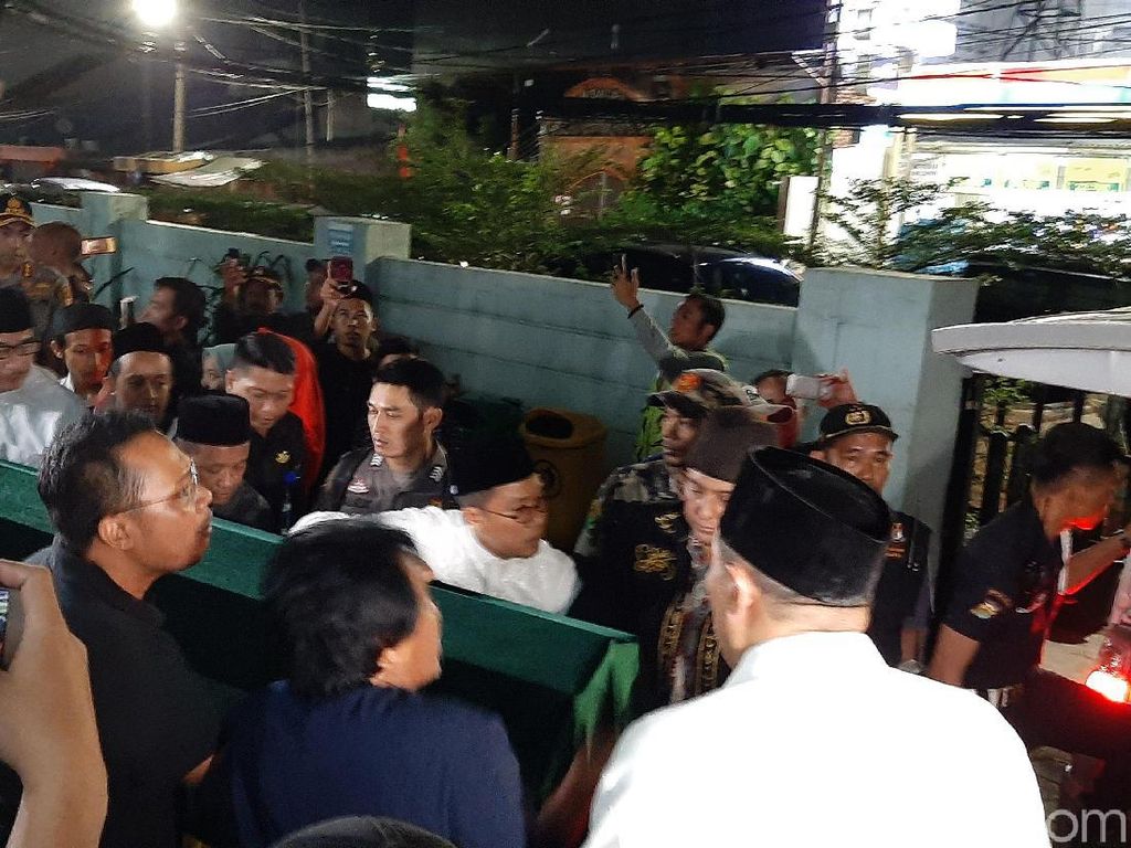 Jenazah Gus Sholah Diberangkatkan ke Rumah Duka di Mampang, Jaksel Jenazah Gus Sholah Diberangkatkan ke Rumah Duka di Mampang, Jaksel