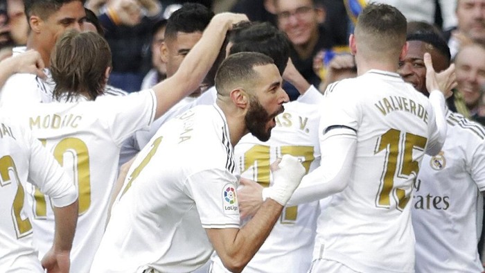 Real Madrids Karim Benzema, cnter, celebrates after scoring his sides first goal during a Spanish La Liga soccer match between Real Madrid and Atletico Madrid at the Santiago Bernabeu stadium in Madrid, Saturday, Feb. 1, 2020. (AP Photo/Bernat Armangue)