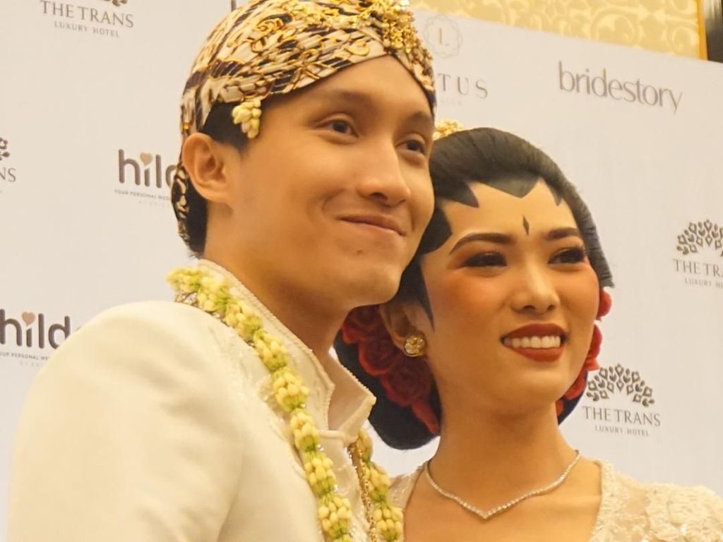 Isyana Sarasvati Semangati Suami yang Pakai APD: Kami Doakan dari Rumah Isyana Sarasvati Semangati Suami yang Pakai APD: Kami Doakan dari Rumah