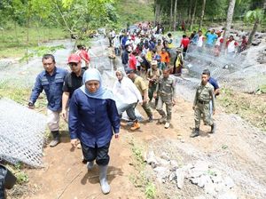 Khofifah Sebut Karhutla dan Cuaca Ekstrem Penyebab Banjir Bandang di Jember