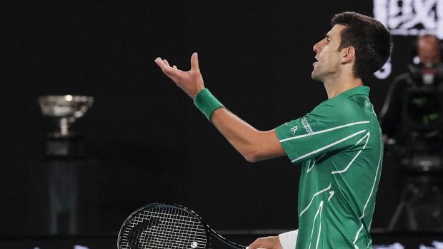 Novak Djokovic sempat protes ke wasit. (