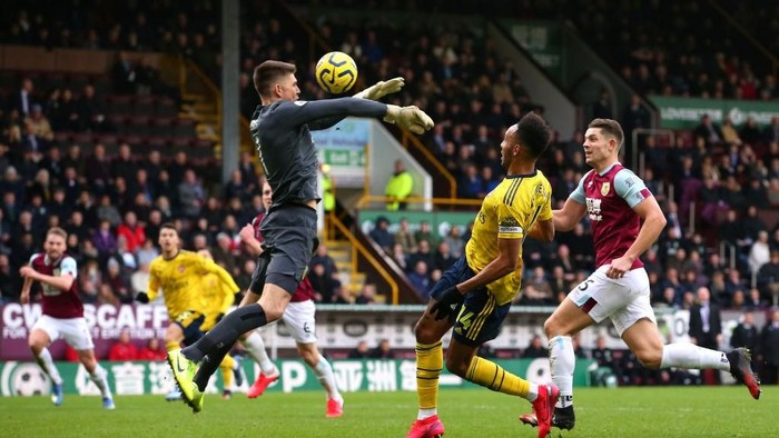 BURNLEY, ENGLAND - FEBRUARY 02:   Nick Pope of Burnley saves a shot from Pierre-Emerick Aubameyang of Arsenal during the Premier League match between Burnley FC and Arsenal FC at Turf Moor on February 02, 2020 in Burnley, United Kingdom. (Photo by Alex Livesey/Getty Images)