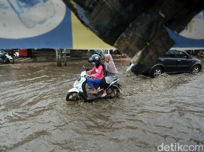 Saluran Air Buruk, Jalan Jatibening Bekasi Banjir Saat Hujan