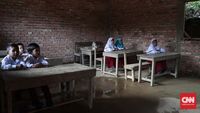 Siswa sekolah marginal tetap antusias mendapatkan pelajaran meski sering kepayahan untuk bisa sampai di sekolah