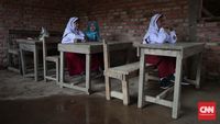 Banyak siswa yang belajar di ruangan kelas dengan ditemani genangan air dari atap yang bocor 