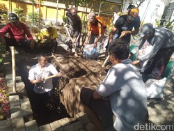 Gus Sholah akan Dimakamkan di Sebelah Ayahnya