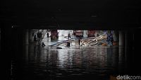 Bahu Membahu Menyedot Air di Underpass Kemayoran