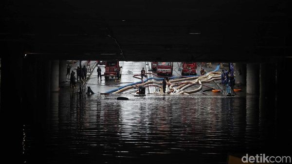 Bahu Membahu Menyedot Air di Underpass Kemayoran Bahu Membahu Menyedot Air di Underpass Kemayoran