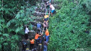 Evakuasi Mayat Penagih Utang dari Dasar Jurang Cililin