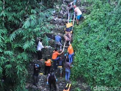 Evakuasi Mayat Penagih Utang dari Dasar Jurang Cililin