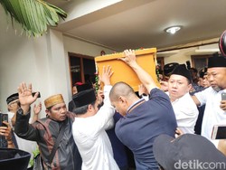 Jenazah Gus Sholah Dibawa ke Bandara Halim Perdanakusuma