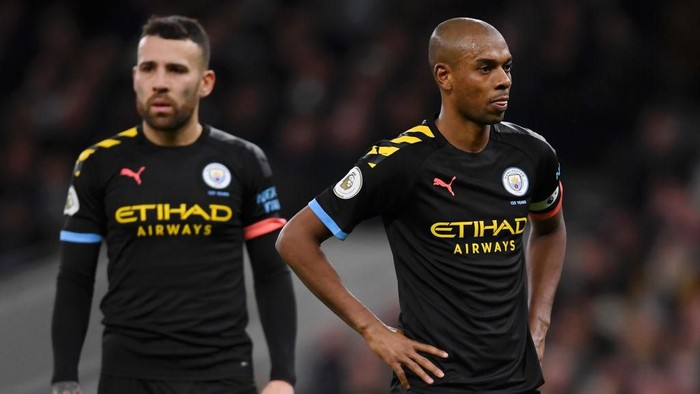 LONDON, ENGLAND - FEBRUARY 02: Fernandinho and Nicolas Otamendi of Manchester City show their disappointment during the Premier League match between Tottenham Hotspur and Manchester City at Tottenham Hotspur Stadium on February 02, 2020 in London, United Kingdom. (Photo by Laurence Griffiths/Getty Images)