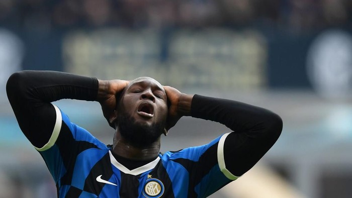 Inter Milans Belgian forward Romelu Lukaku reacts after missing a goal opportunity during the Italian Serie A football match Inter Milan vs Cagliari on January 26, 2020 at the San Siro stadium in Milan. (Photo by Miguel MEDINA / AFP)