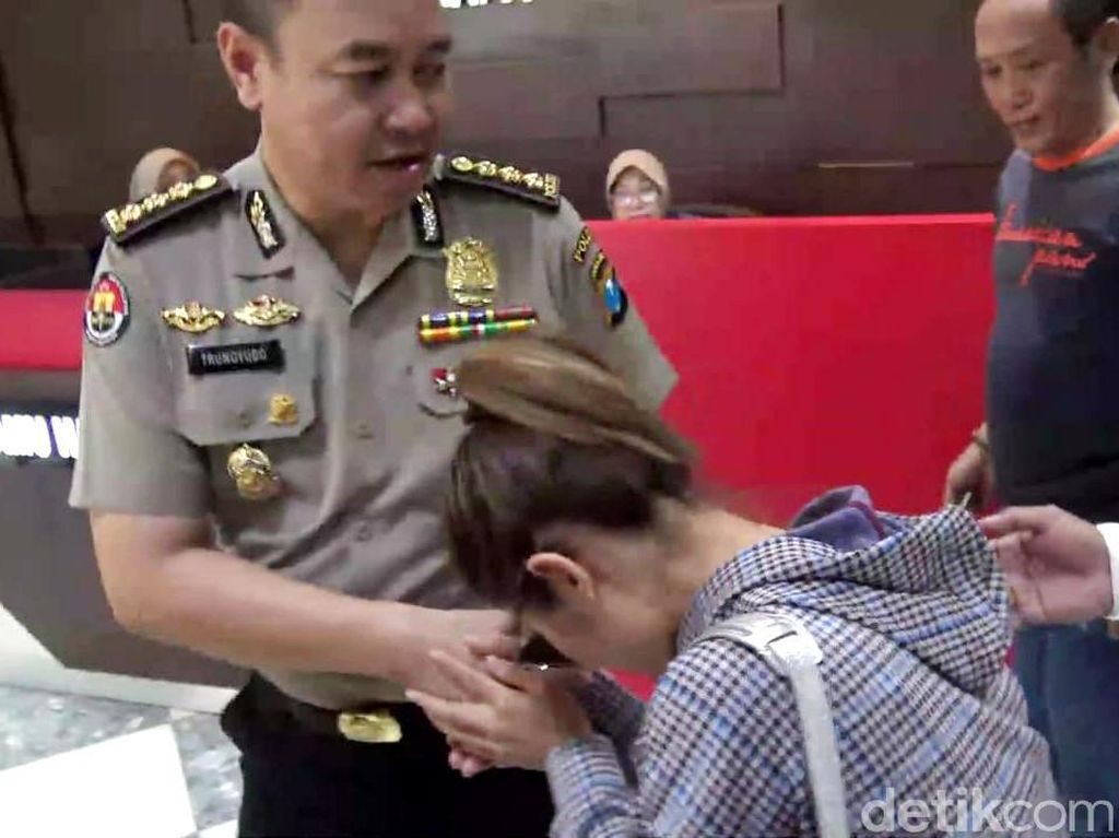 Diperiksa soal Kasus MeMiles, Siti Badriah Cium Tangan Polisi