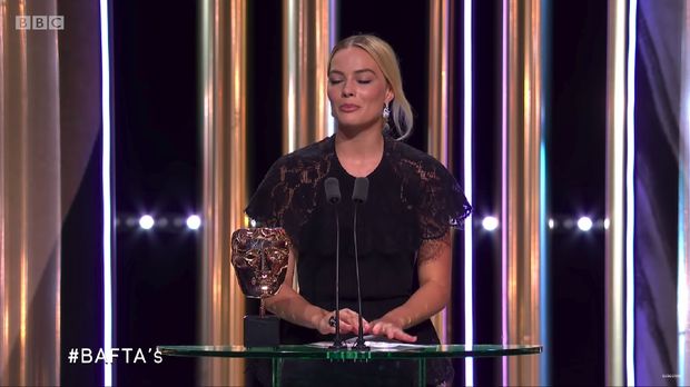 Margot Robbie mewakili Brad Pitt