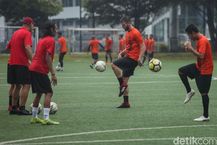 Persija Jakarta terus menggeber latihan menyambut Liga 1 2020. Dua pemain anyar mereka, Marco Motta dan Marc Klok sudah ikut dalam sesi pagi ini.