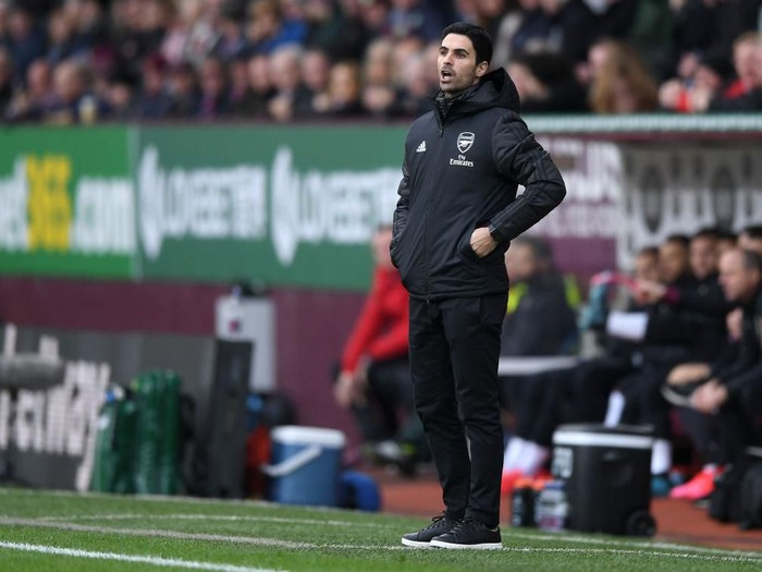 BURNLEY, ENGLAND - FEBRUARY 02: Mikel Arteta, Manager of Arsenal looks on during the Premier League match between Burnley FC and Arsenal FC at Turf Moor on February 02, 2020 in Burnley, United Kingdom. (Photo by Gareth Copley/Getty Images)
