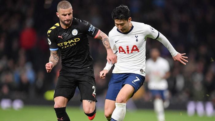 Tottenham Hotspur - Manchester City LONDON, ENGLAND - FEBRUARY 02: Kyle Walker of Manchester City battles for possession with Heung-Min Son of Tottenham Hotspur during the Premier League match between Tottenham Hotspur and Manchester City at Tottenham Hotspur Stadium on February 02, 2020 in London, United Kingdom. (Photo by Justin Setterfield/Getty Images)