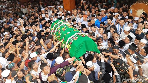 Ribuan Santri Antar Gus Sholah ke Peristirahatan Terakhir