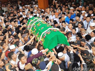 Ribuan Santri Antar Gus Sholah ke Peristirahatan Terakhir