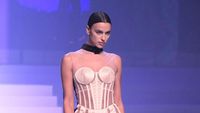 Seksinya Irina Shayk Pakai Gaun Transparan Saat Jadi Model Catwalk
