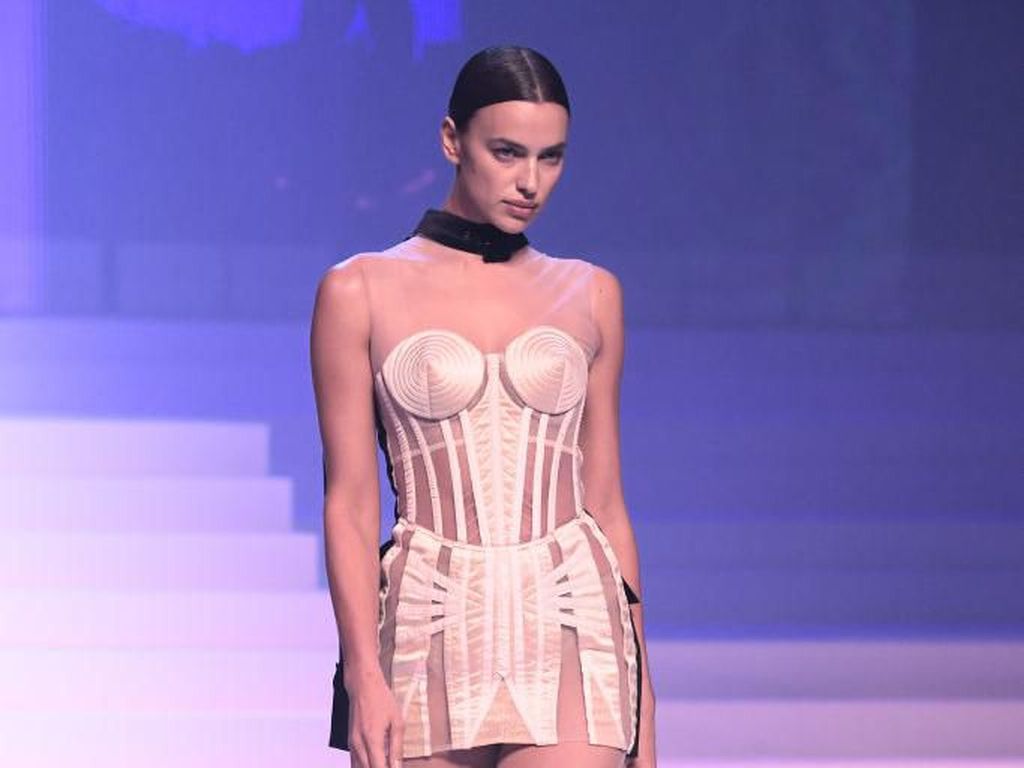 Seksinya Irina Shayk Pakai Gaun Transparan Saat Jadi Model Catwalk