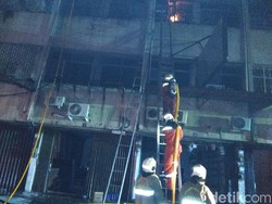 Pecahkan Kaca, Damkar Padamkan Api di Ruko Tekstil Tanah Abang