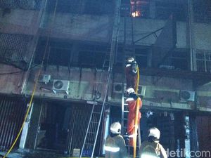 Pecahkan Kaca, Damkar Padamkan Api di Ruko Tekstil Tanah Abang Pecahkan Kaca, Damkar Padamkan Api di Ruko Tekstil Tanah Abang
