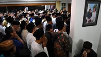 FOTO: Rumah Duka Gus Sholah Terus Dipadati Pelayat